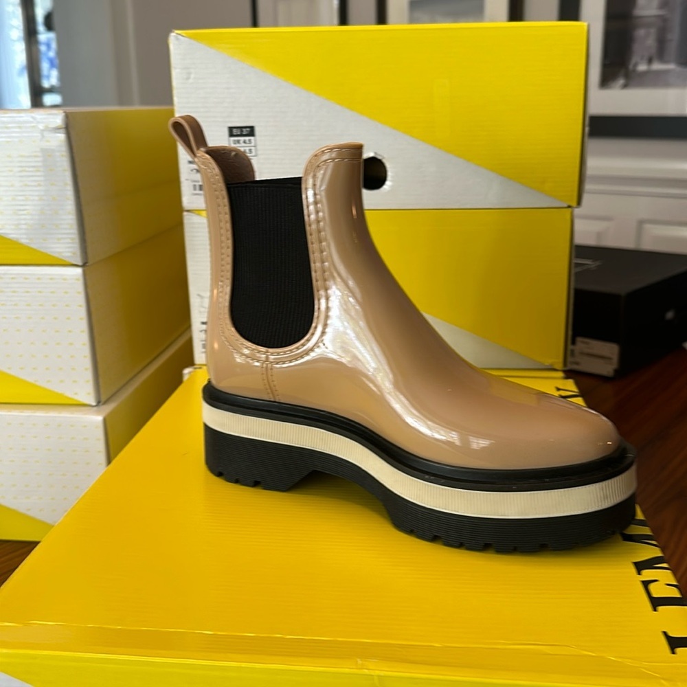 Stylish Tan Chelsea Rain Boots